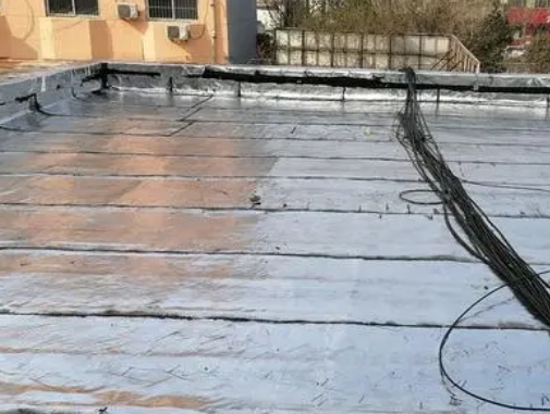 虹口卫生间漏水维修公司分享下虹口屋面楼顶防水刚性防水层施工要点。